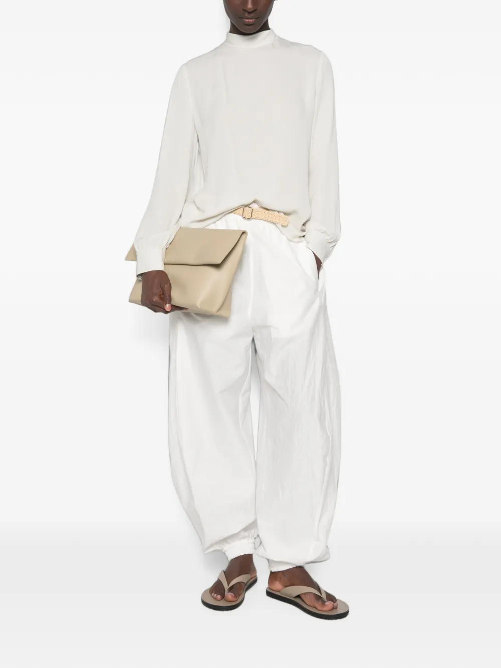 Giorgio Armani Zijden blouse met gestrikte achterkant en hoge hals Beige