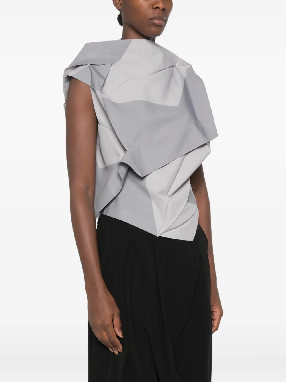 132 5. Issey Miyake Geplooide top met geometrische print Grijs