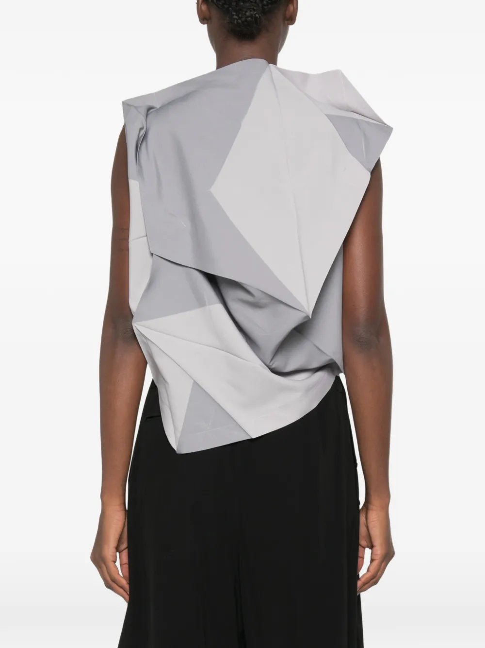 132 5. Issey Miyake Geplooide top met geometrische print Grijs