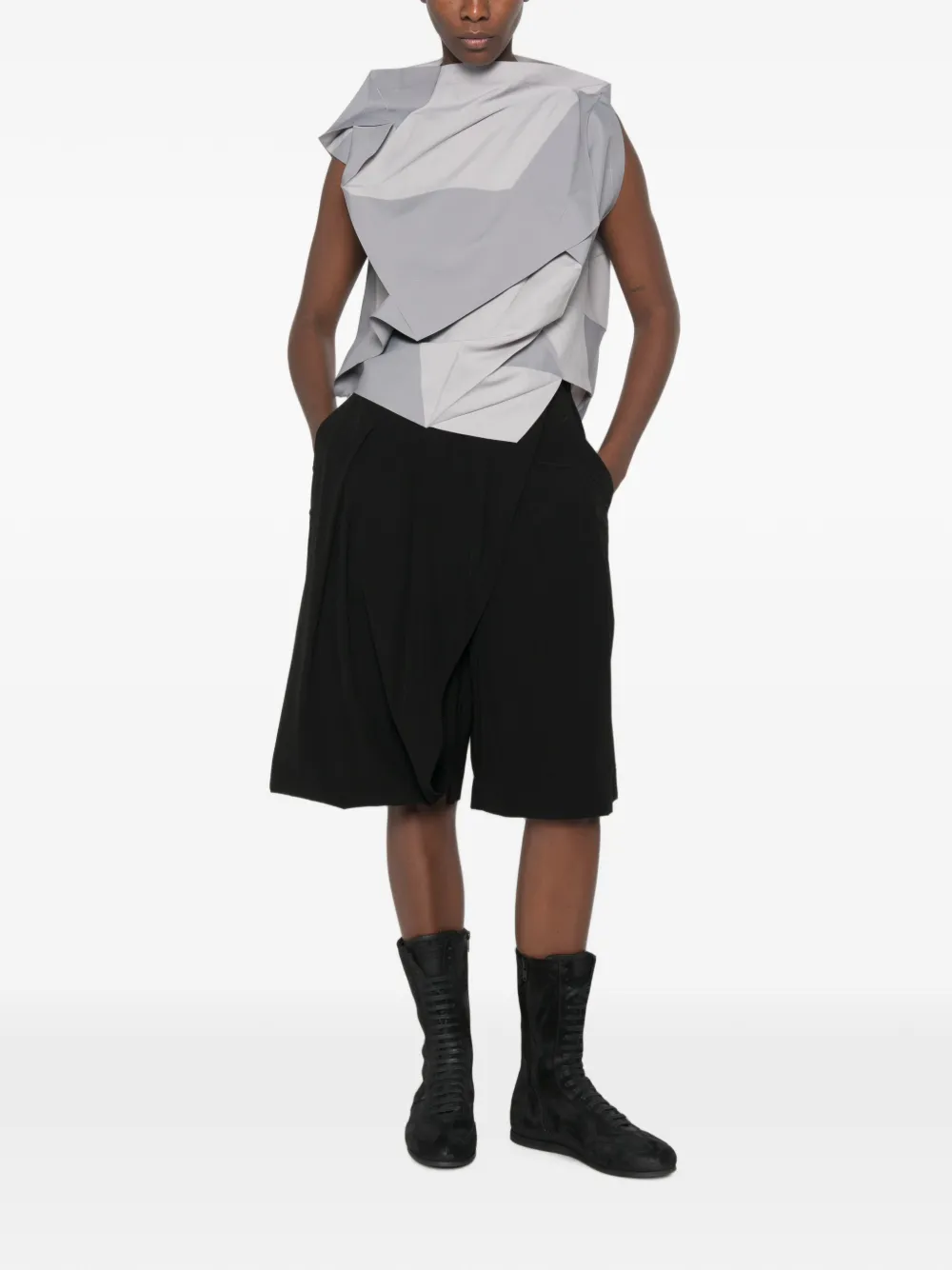 132 5. Issey Miyake Geplooide top met geometrische print Grijs