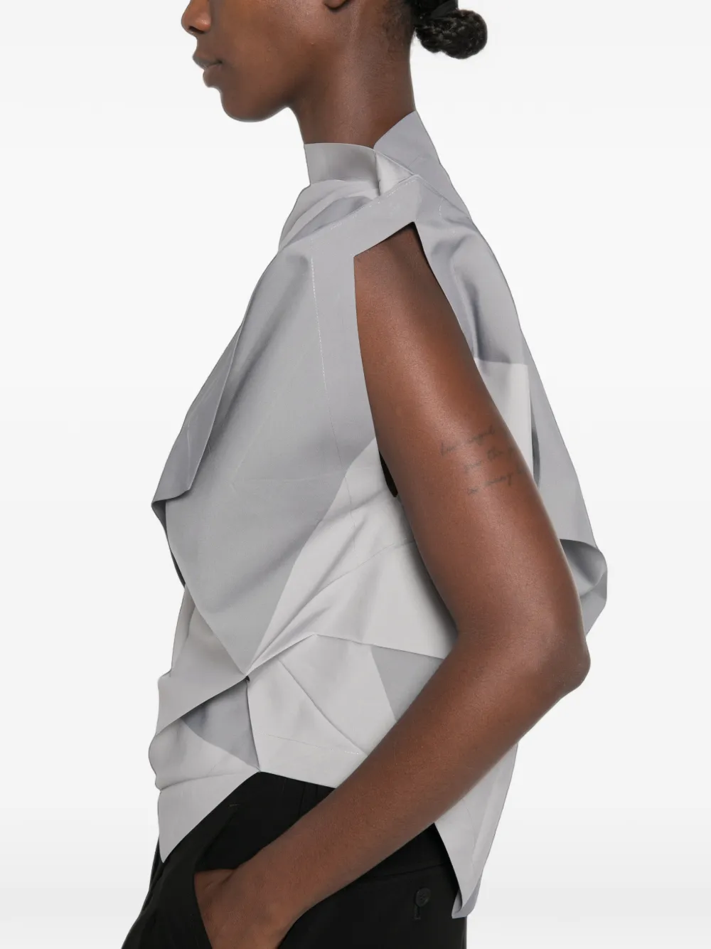 132 5. Issey Miyake Geplooide top met geometrische print Grijs