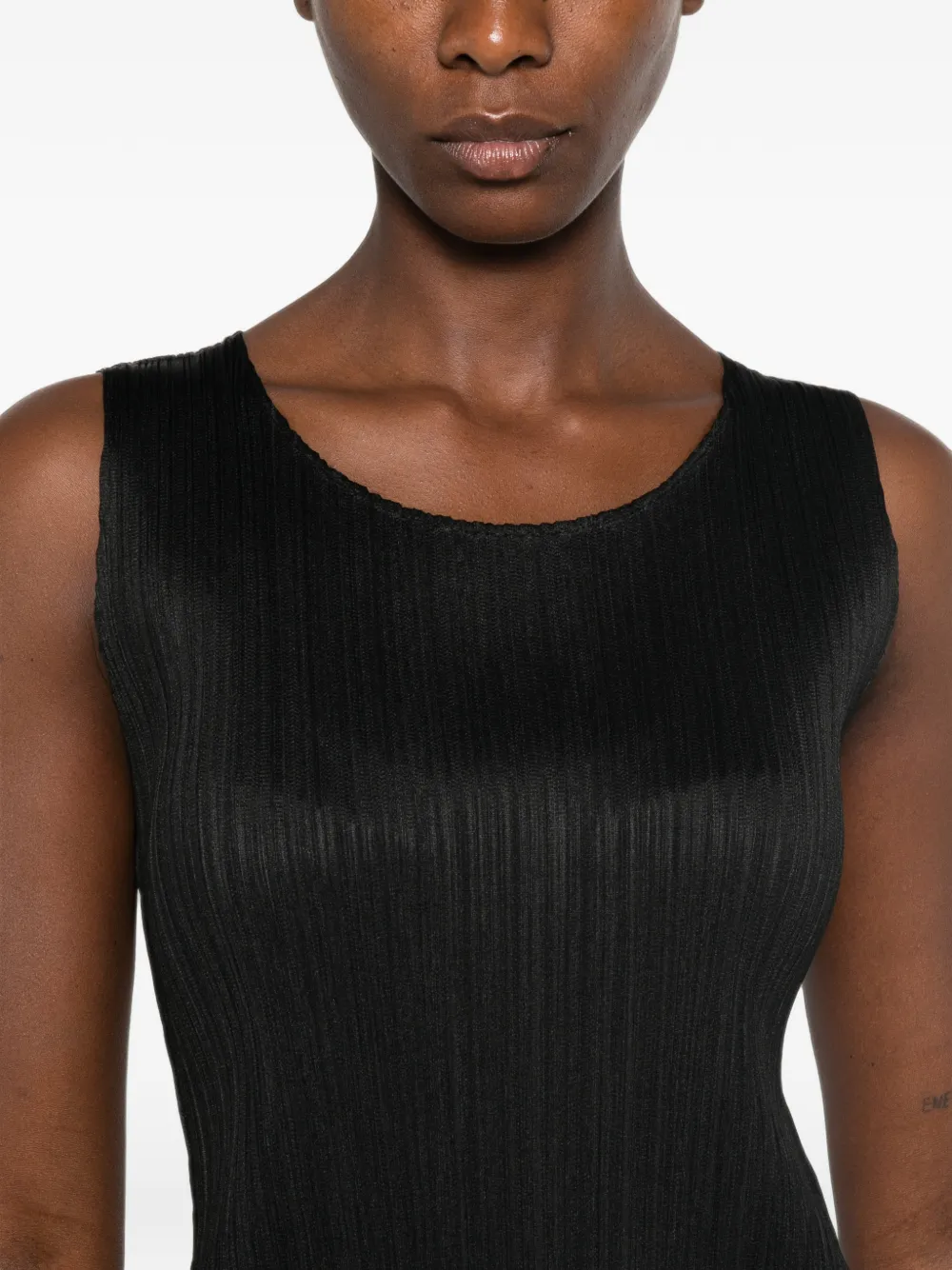 Pleats Please Issey Miyake pleated sleeveless midi dress Zwart