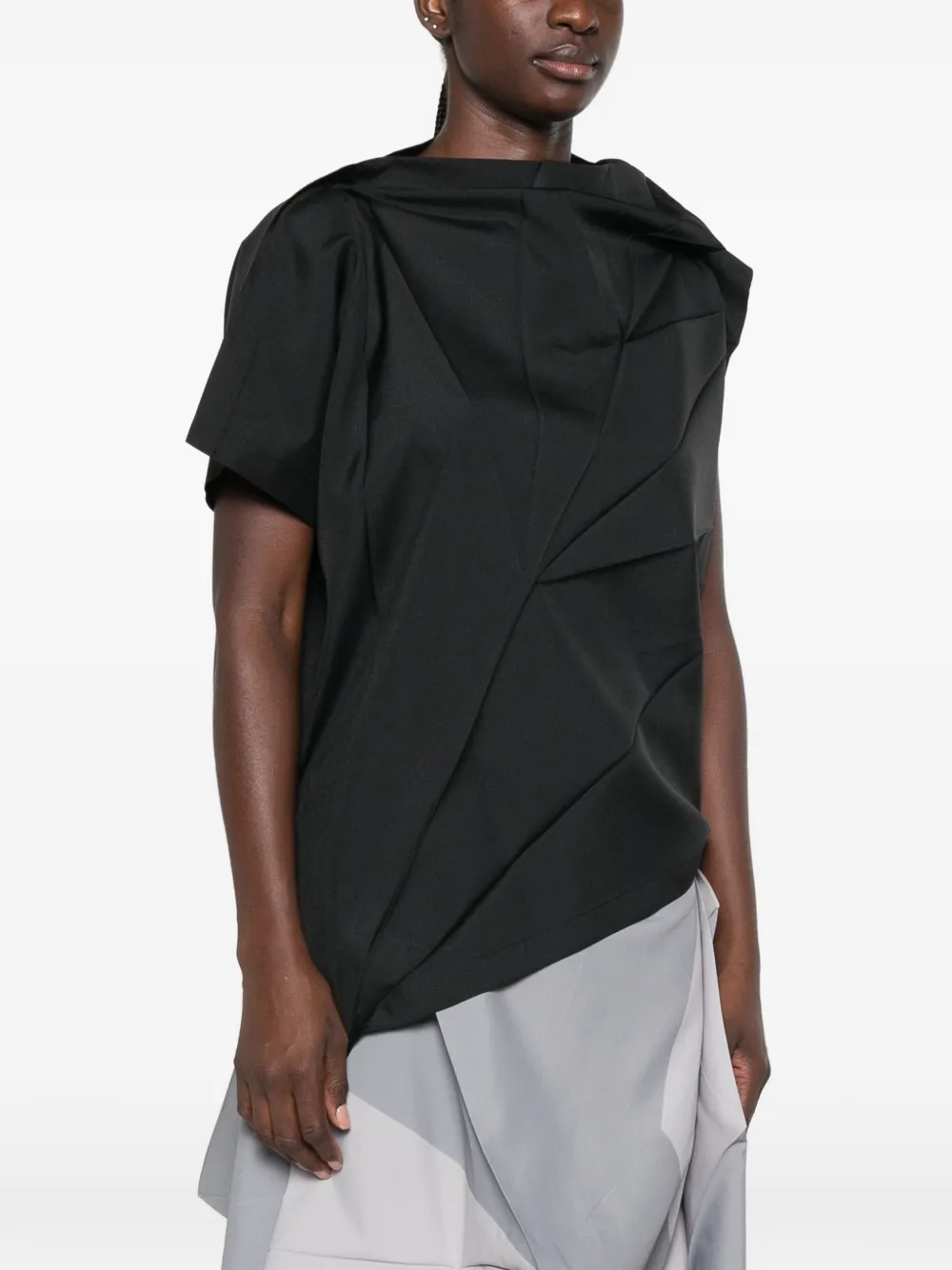 132 5. Issey Miyake Asymmetrische top met origami-plooien Zwart