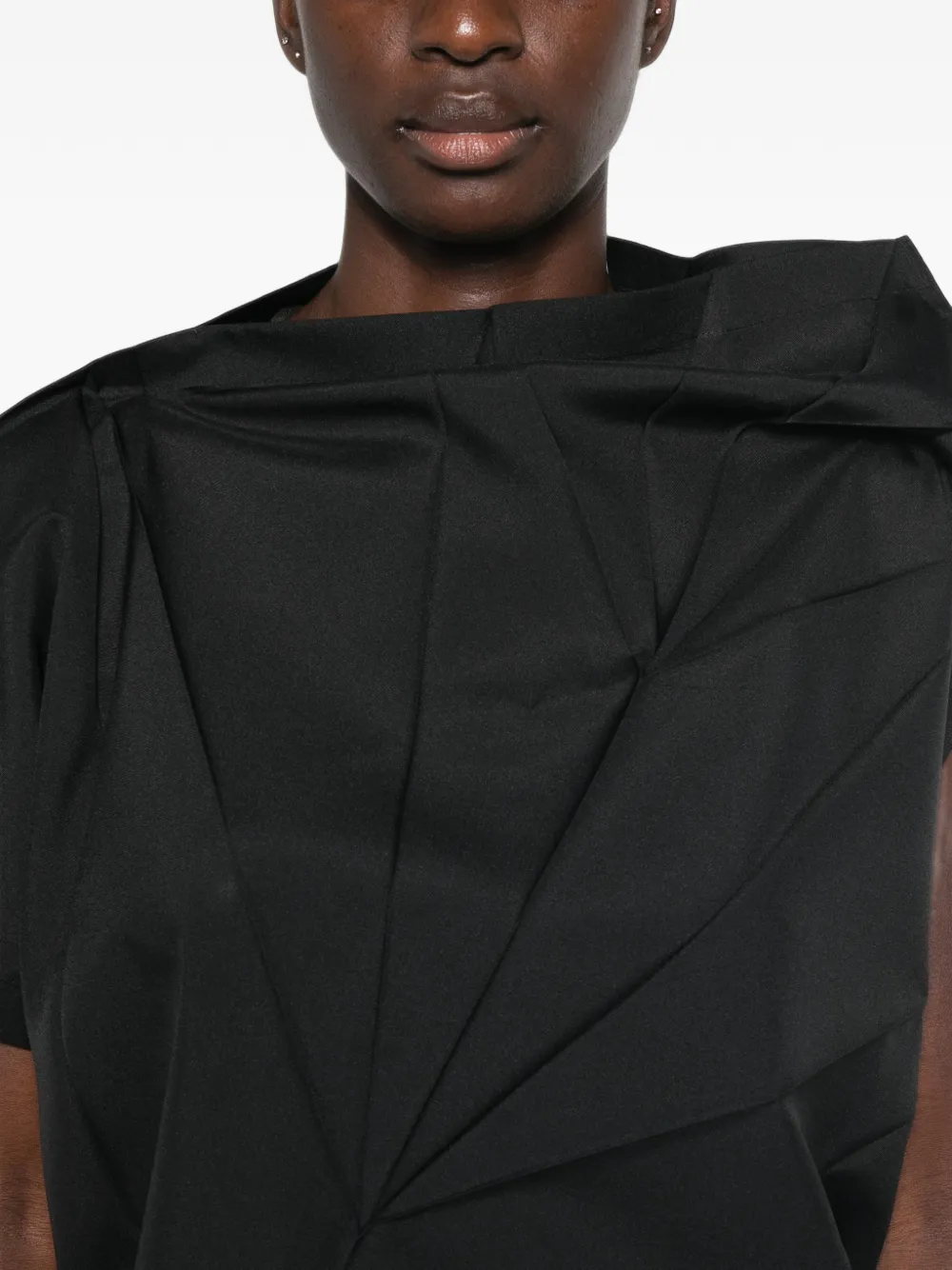 132 5. Issey Miyake Asymmetrische top met origami-plooien Zwart