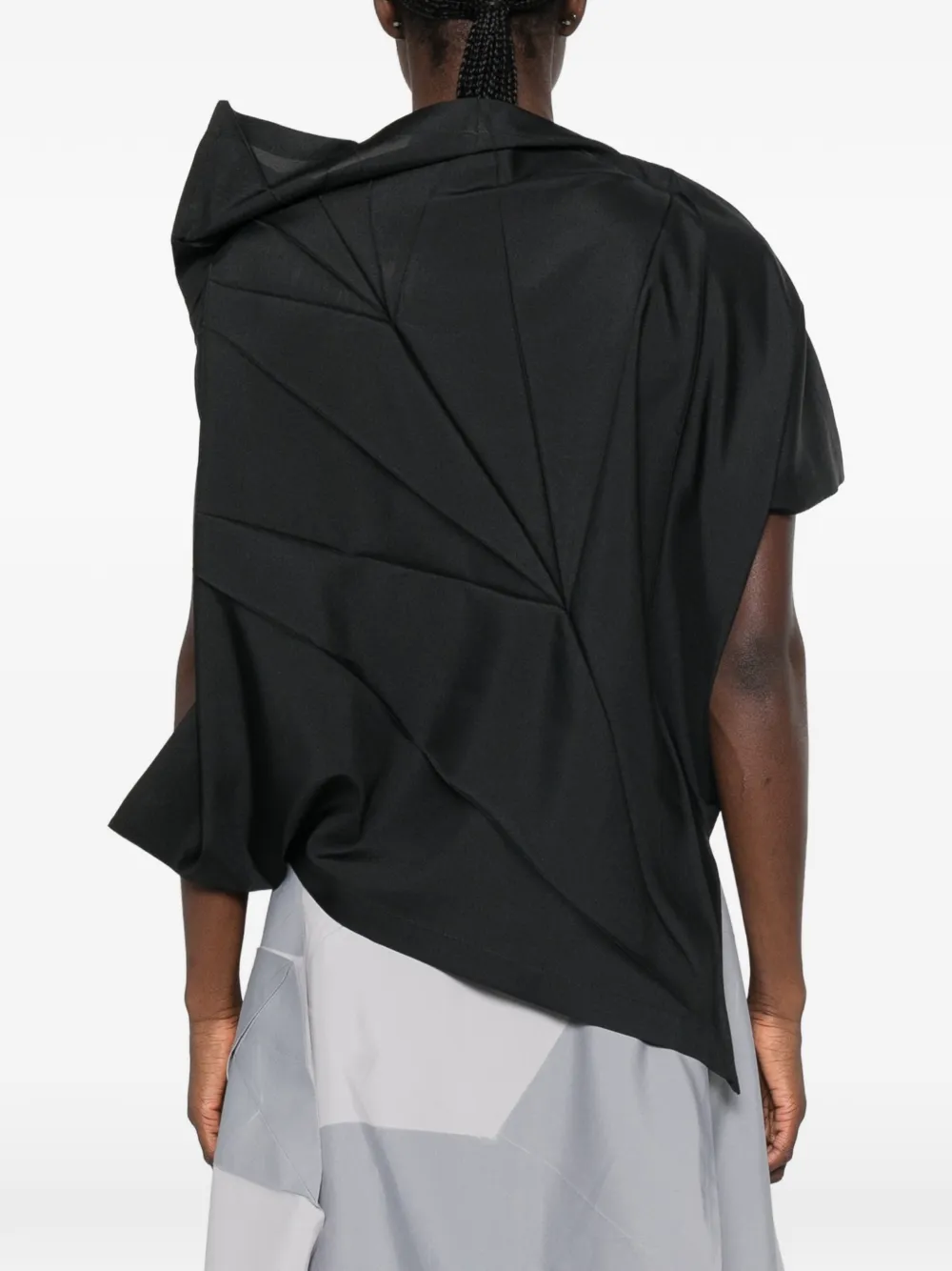 132 5. Issey Miyake Asymmetrische top met origami-plooien Zwart