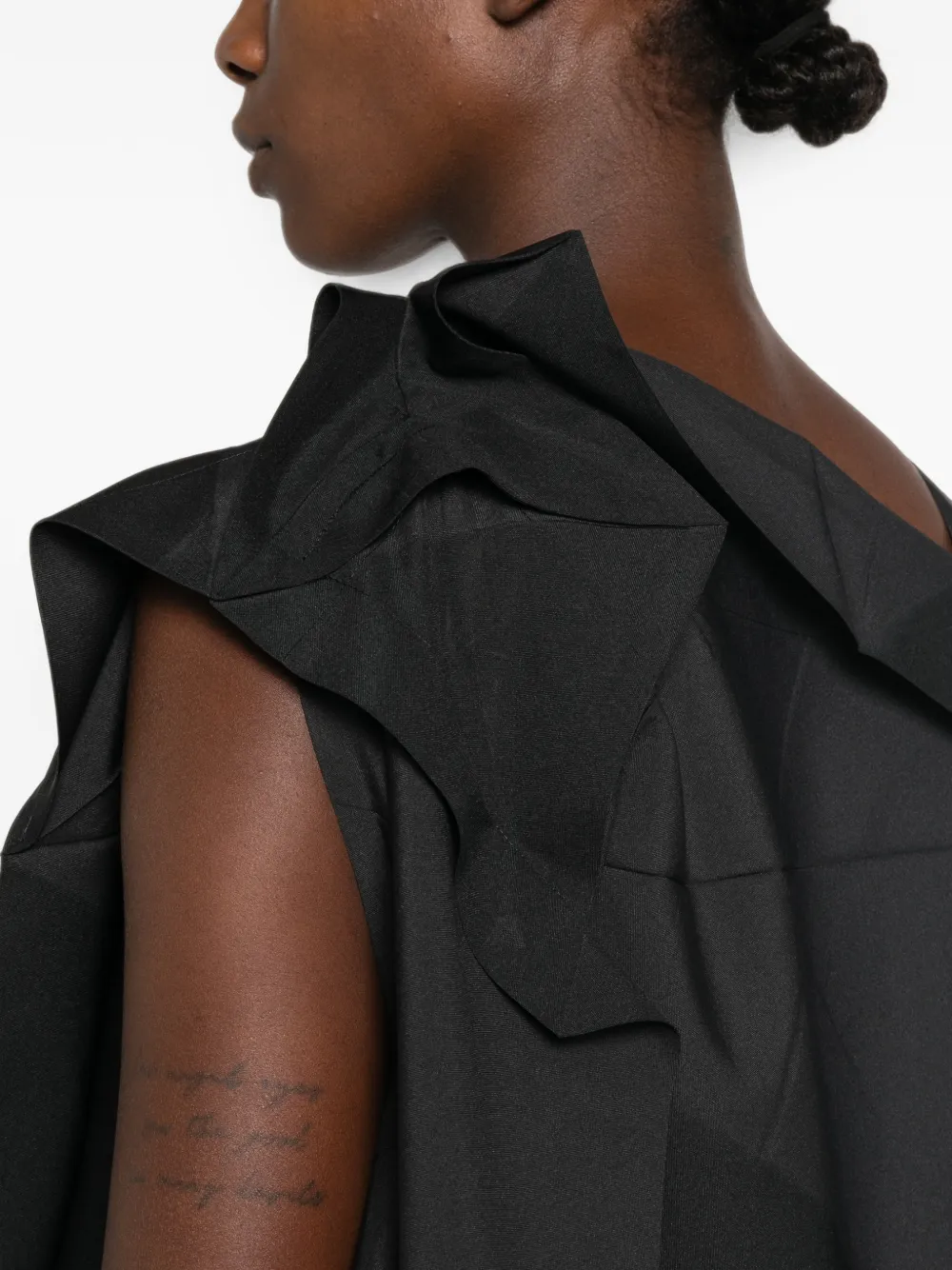 132 5. Issey Miyake Geplooide midi-jurk met geometrische print Zwart