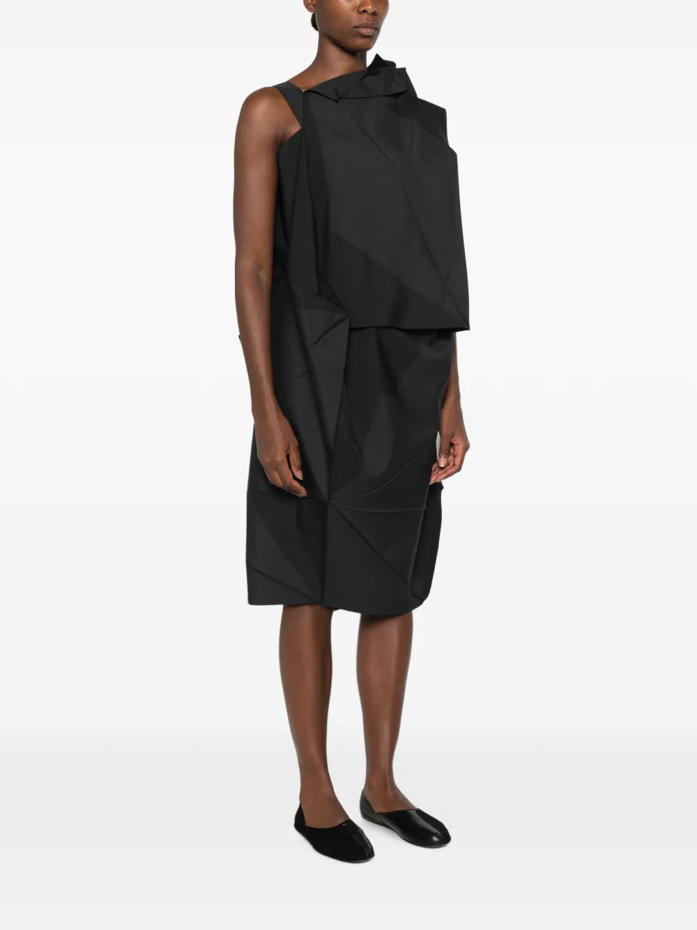 132 5. Issey Miyake Geplooide midi-jurk met geometrische print Zwart