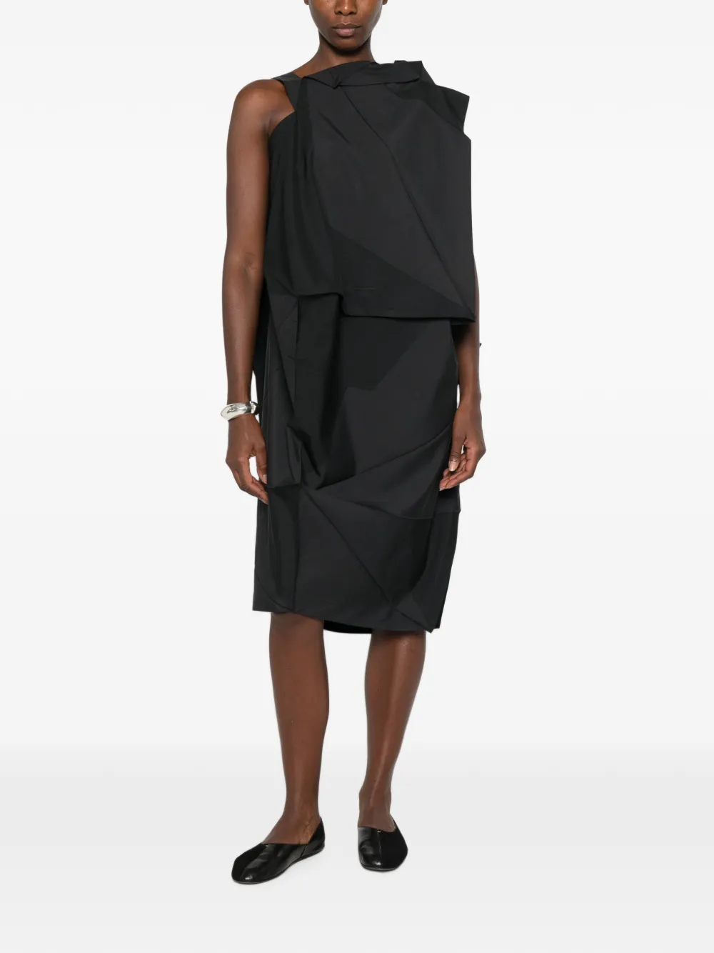132 5. Issey Miyake Geplooide midi-jurk met geometrische print Zwart