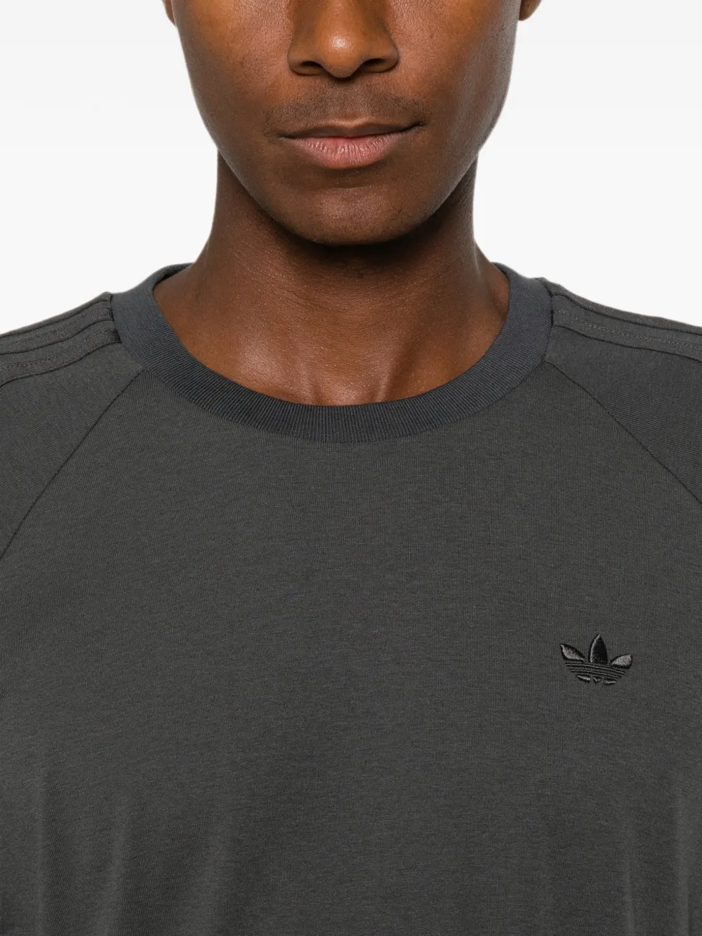 adidas T-shirt met logopatch en raglan mouwen Grijs