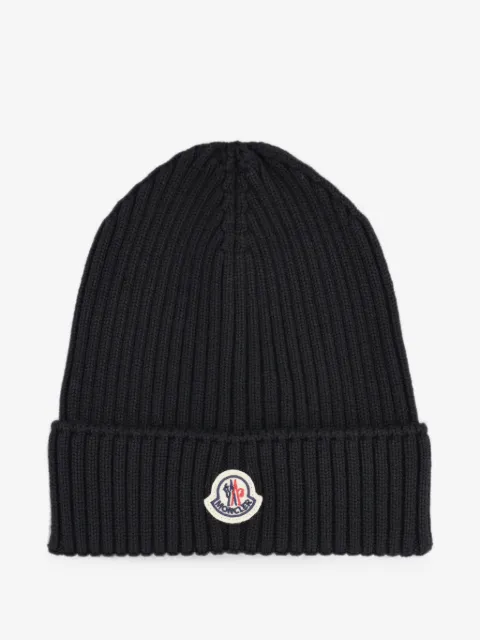 Moncler Enfant ribstrikket hue med logomærke