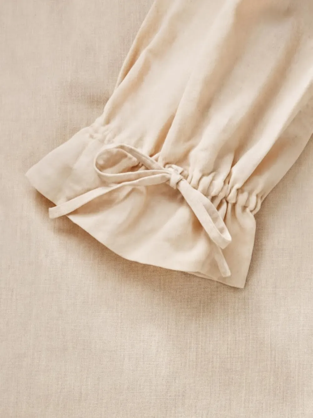 Skall Studio Benedette maxi-jurk met ruches en striksluiting Beige