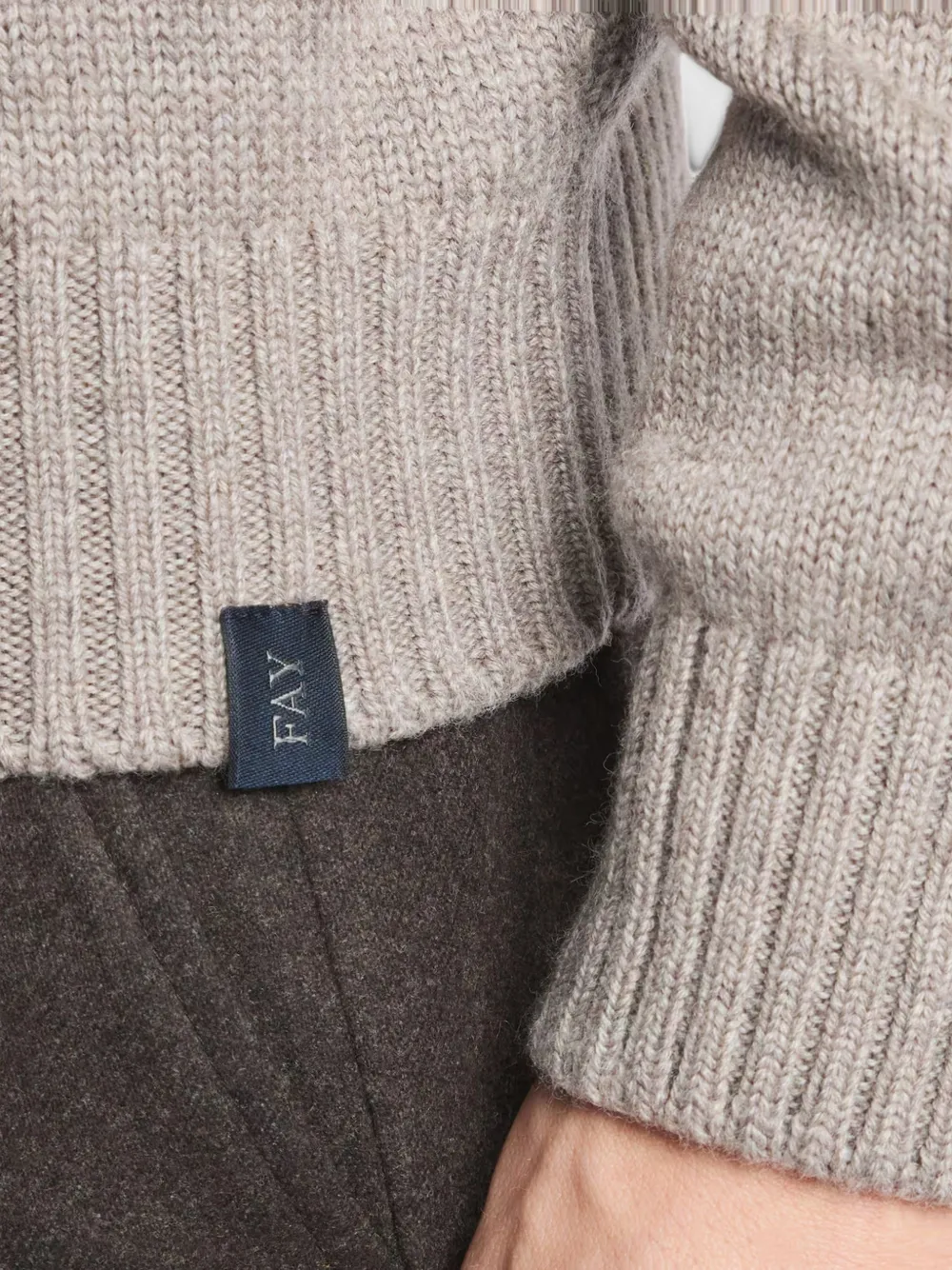Fay Wollen trui met houtje-touwtje sluiting Beige