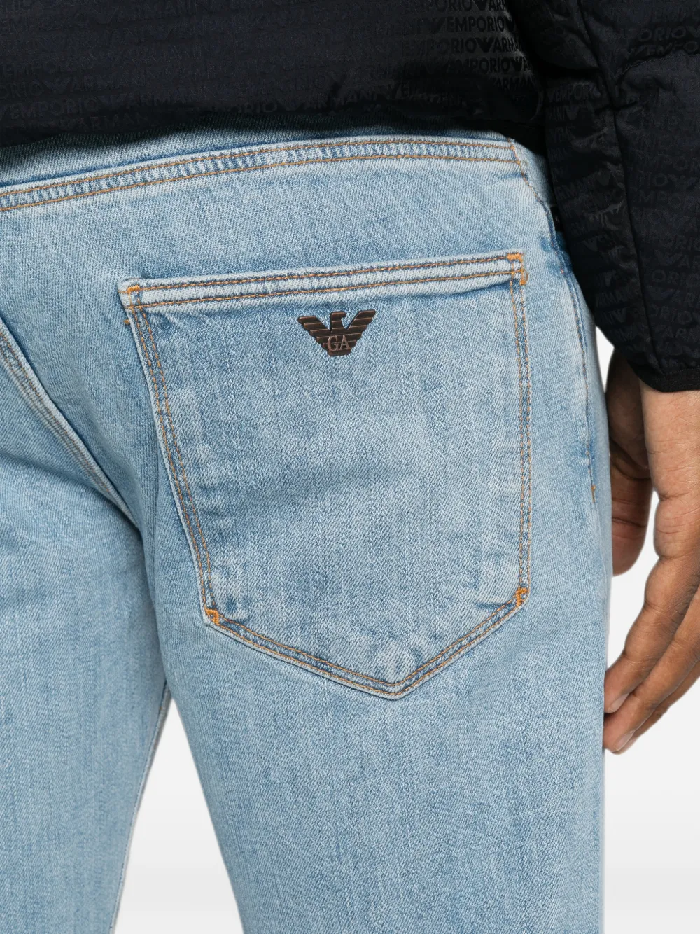 Emporio Armani Slim-fit jeans met logoplakkaat Blauw