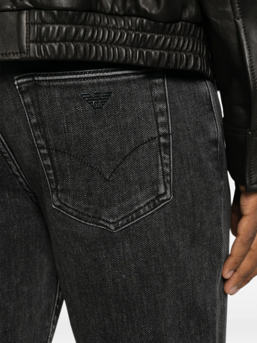 Emporio Armani Straight jeans met logoplakkaat Zwart