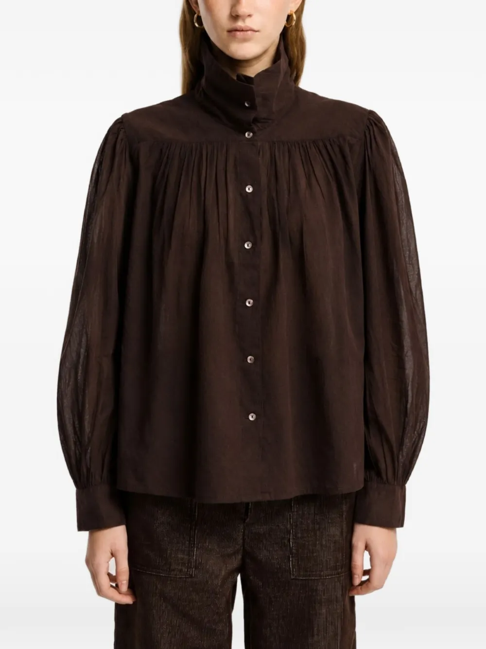 Antik Batik Gesmockte blouse met hoge hals Bruin