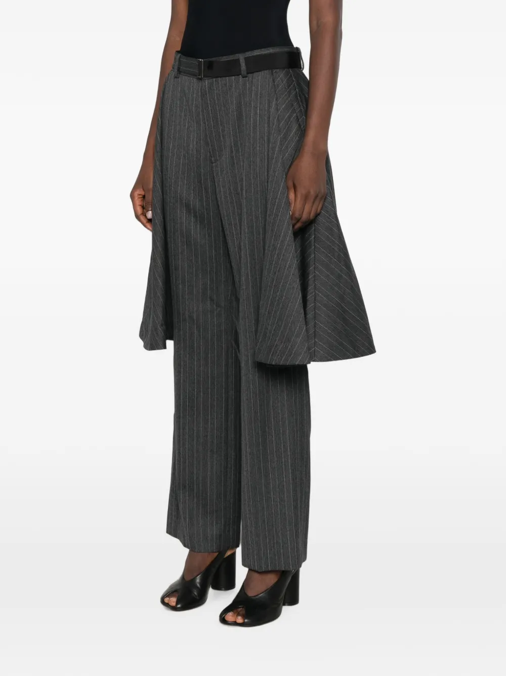 sacai Broek met krijtstreep en peplum-detail Grijs