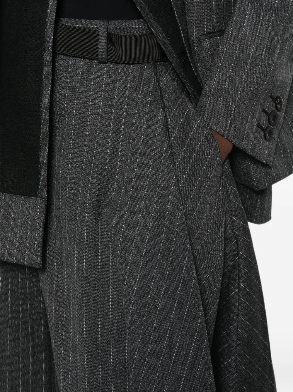 sacai Broek met krijtstreep en peplum-detail Grijs