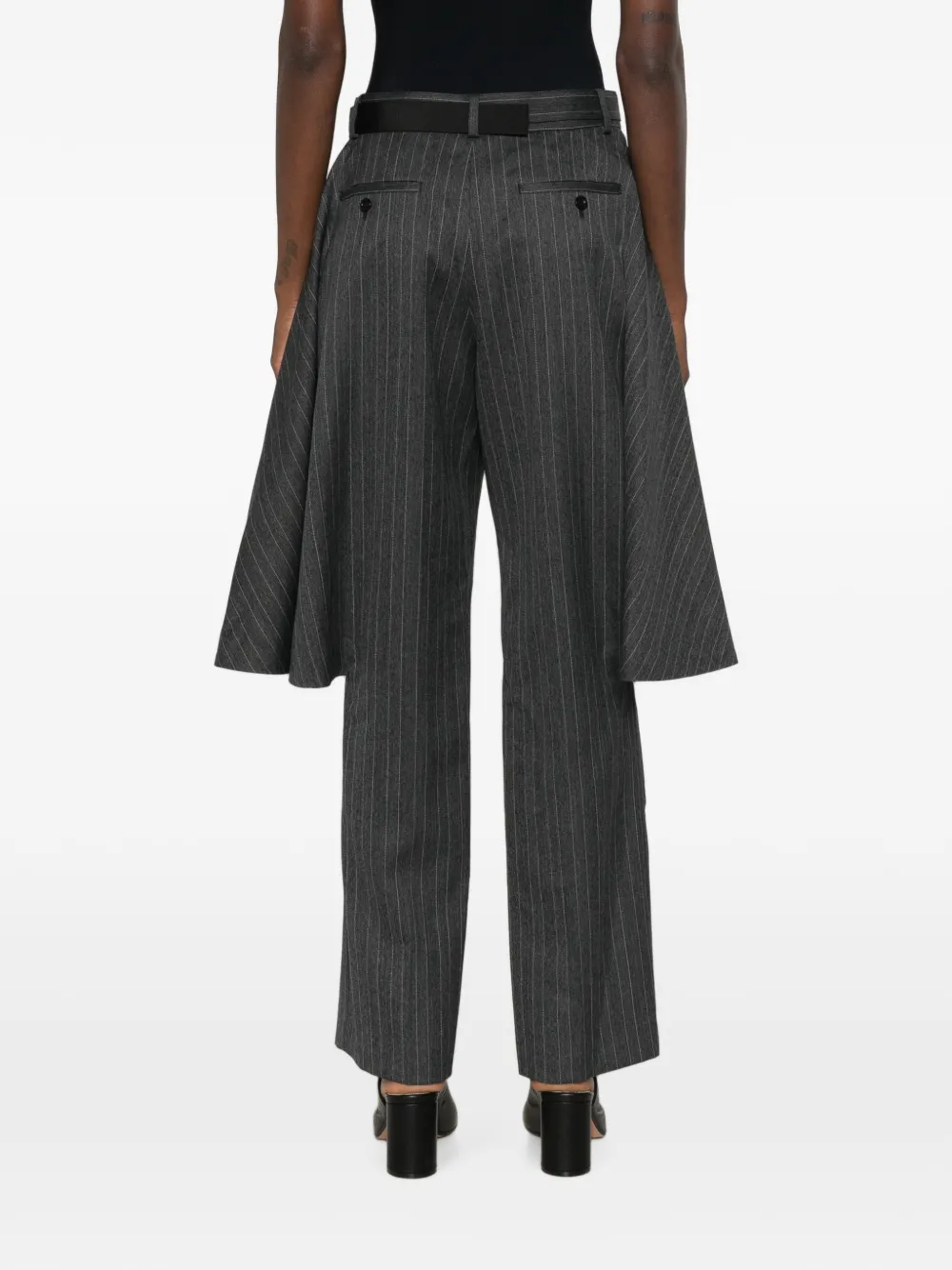 sacai Broek met krijtstreep en peplum-detail Grijs