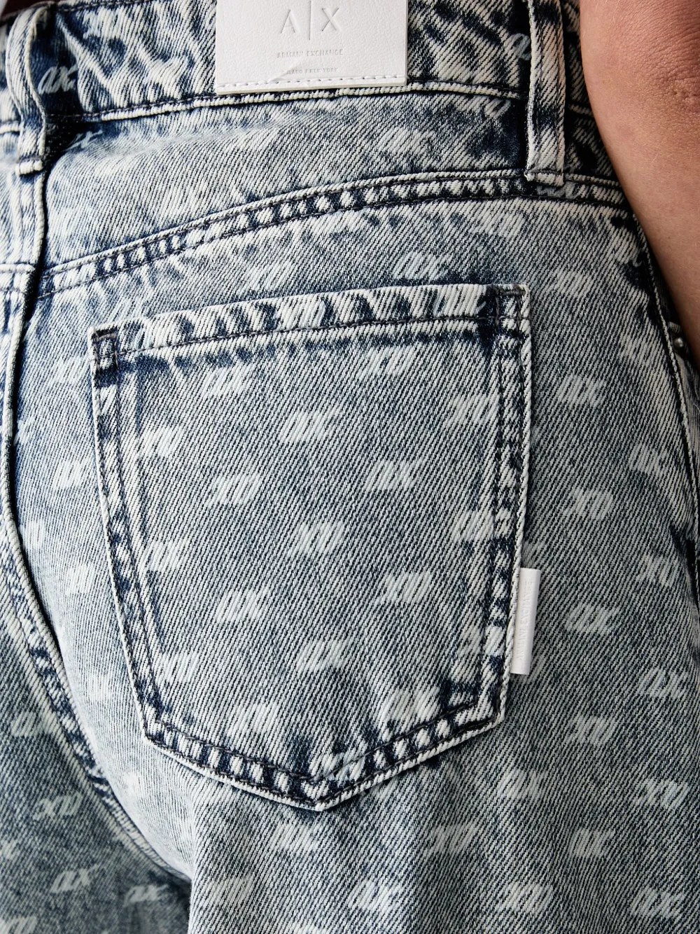 Armani Exchange Jeans met monogramprint en acid-wassing Blauw