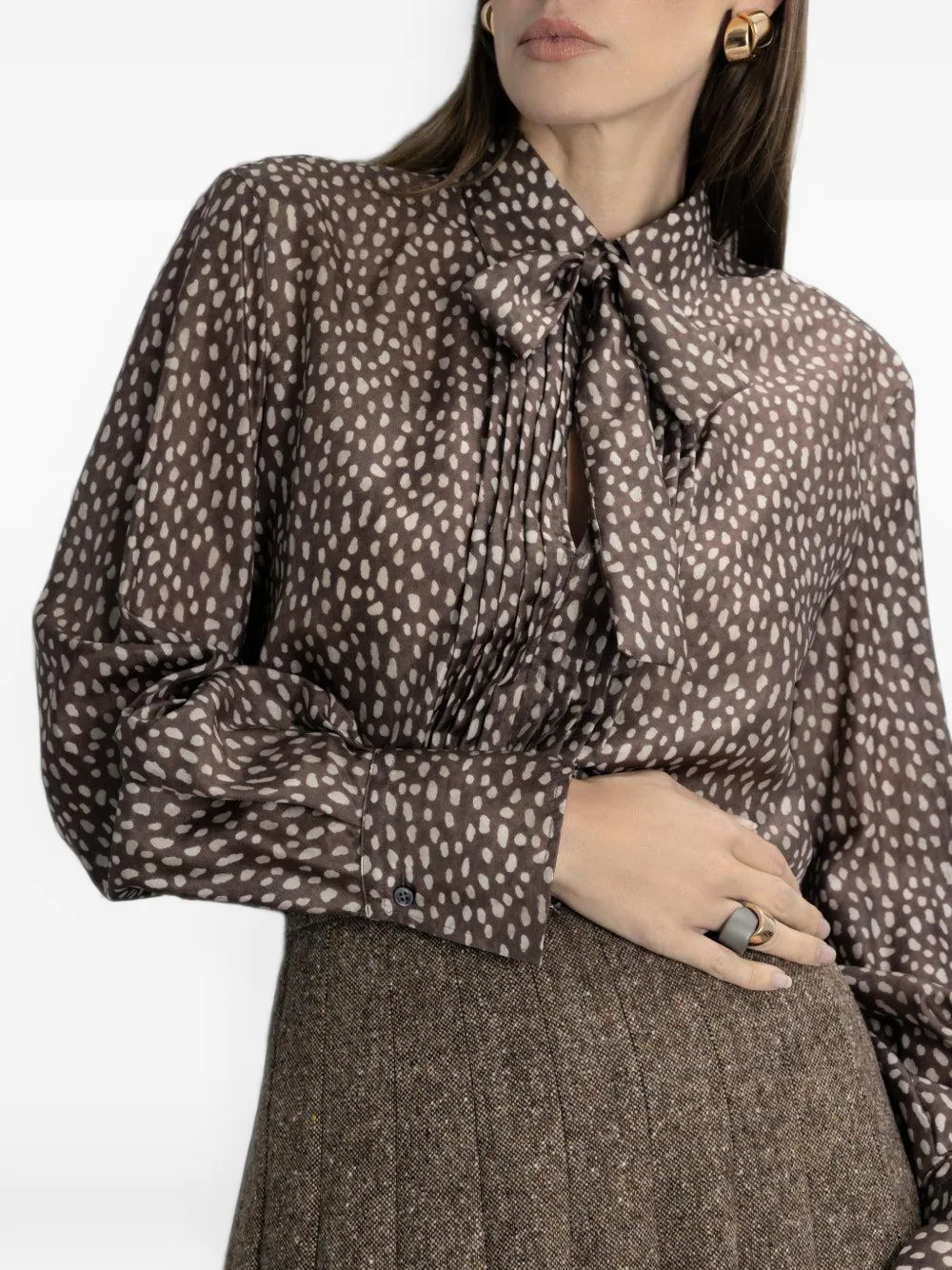 Brunello Cucinelli Blouse met lavallière kraag Bruin