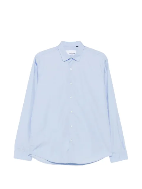 Costumein camisa con botones