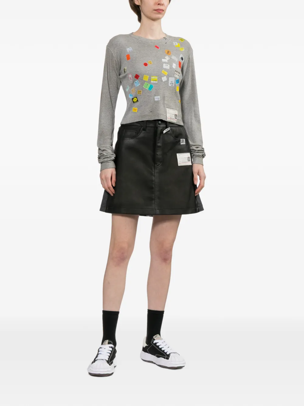 Maison MIHARA YASUHIRO Cropped T-shirt met prijskaartje en print Grijs