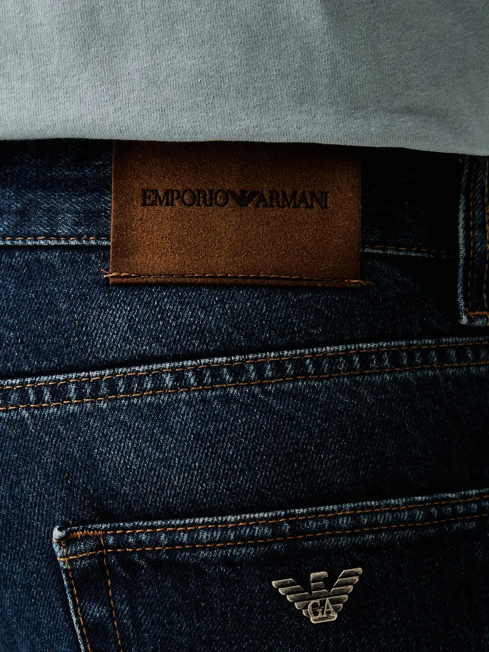 Emporio Armani Straight jeans met logoplakkaat Blauw