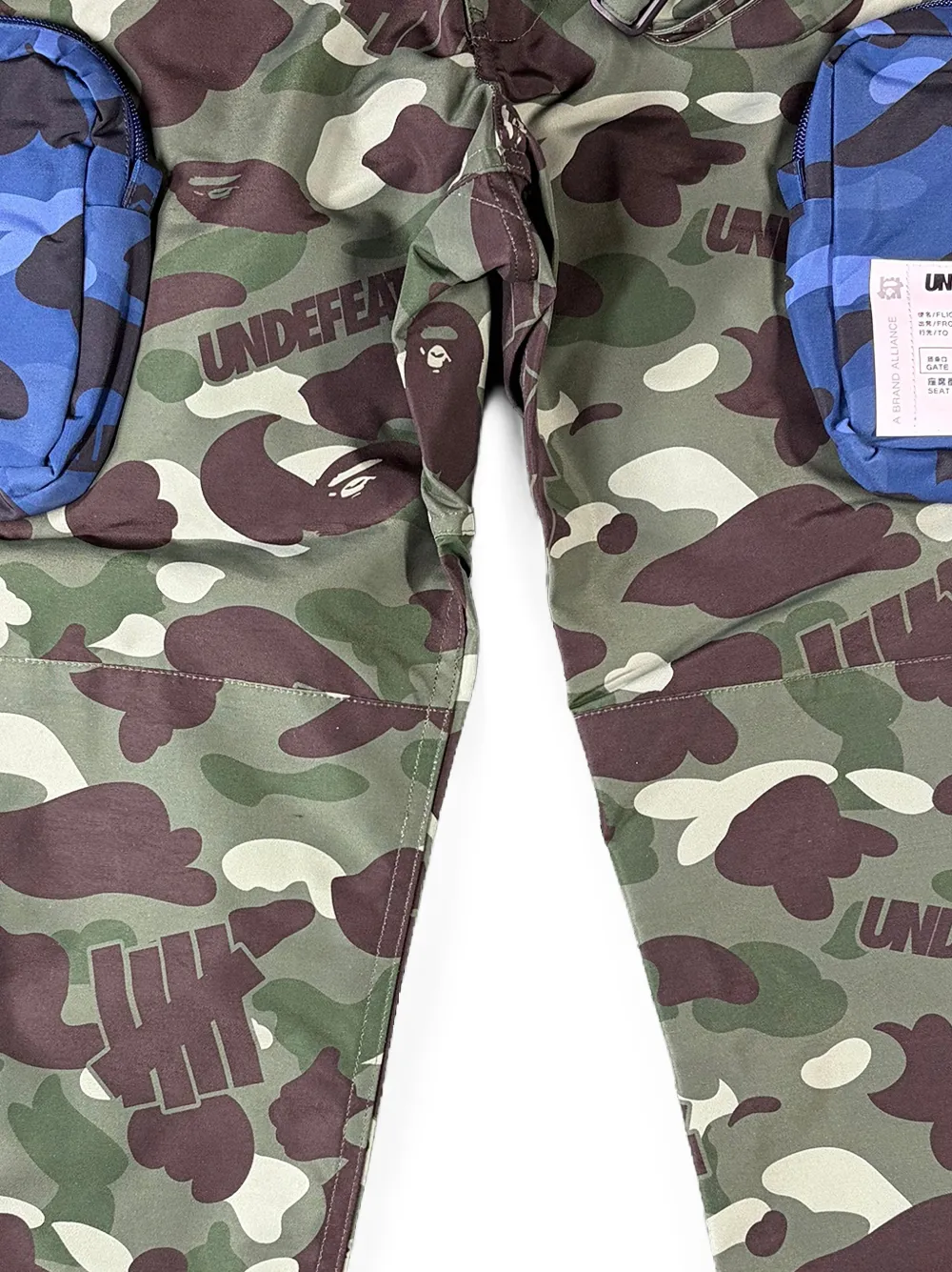 A BATHING APE x Undefeated Multi-Pouch Camo cargo broek Groen