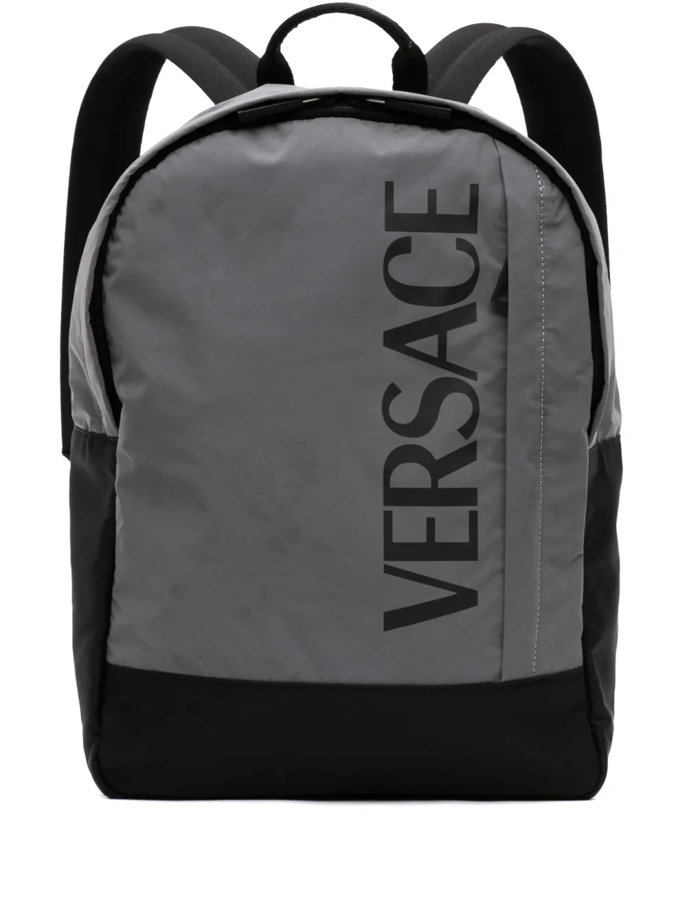 Versace Pre-Owned sac à dos en nylon à logo imprimé (2010-2026) - Gris Versace Pre-Owned sac à dos en nylon à logo imprimé (2010-2026) - Gris