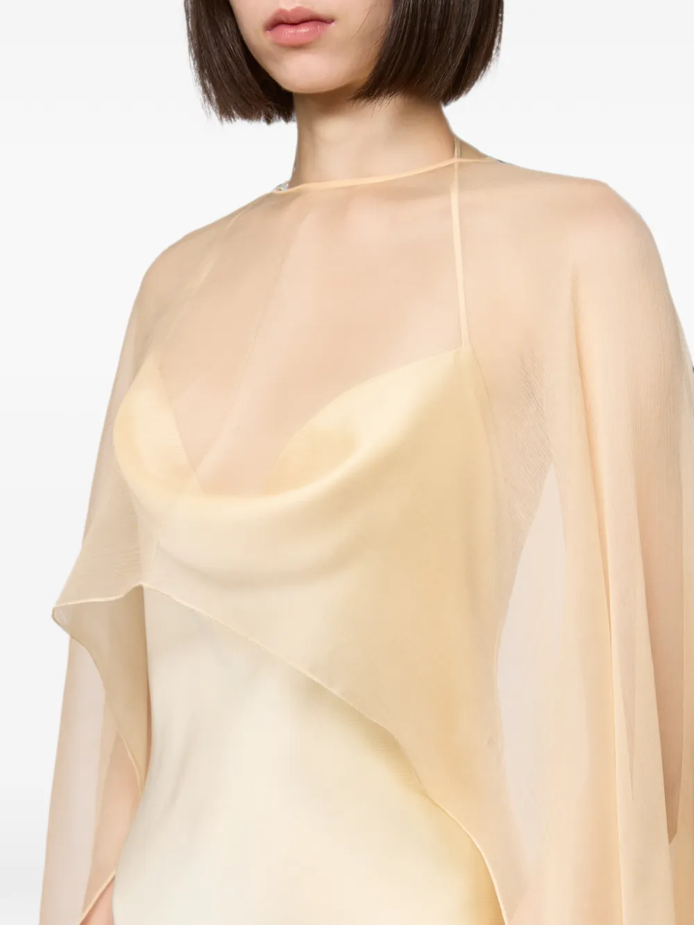 Atu Body Couture Maxi-jurk met zijden cape en satijnen afwerking Beige