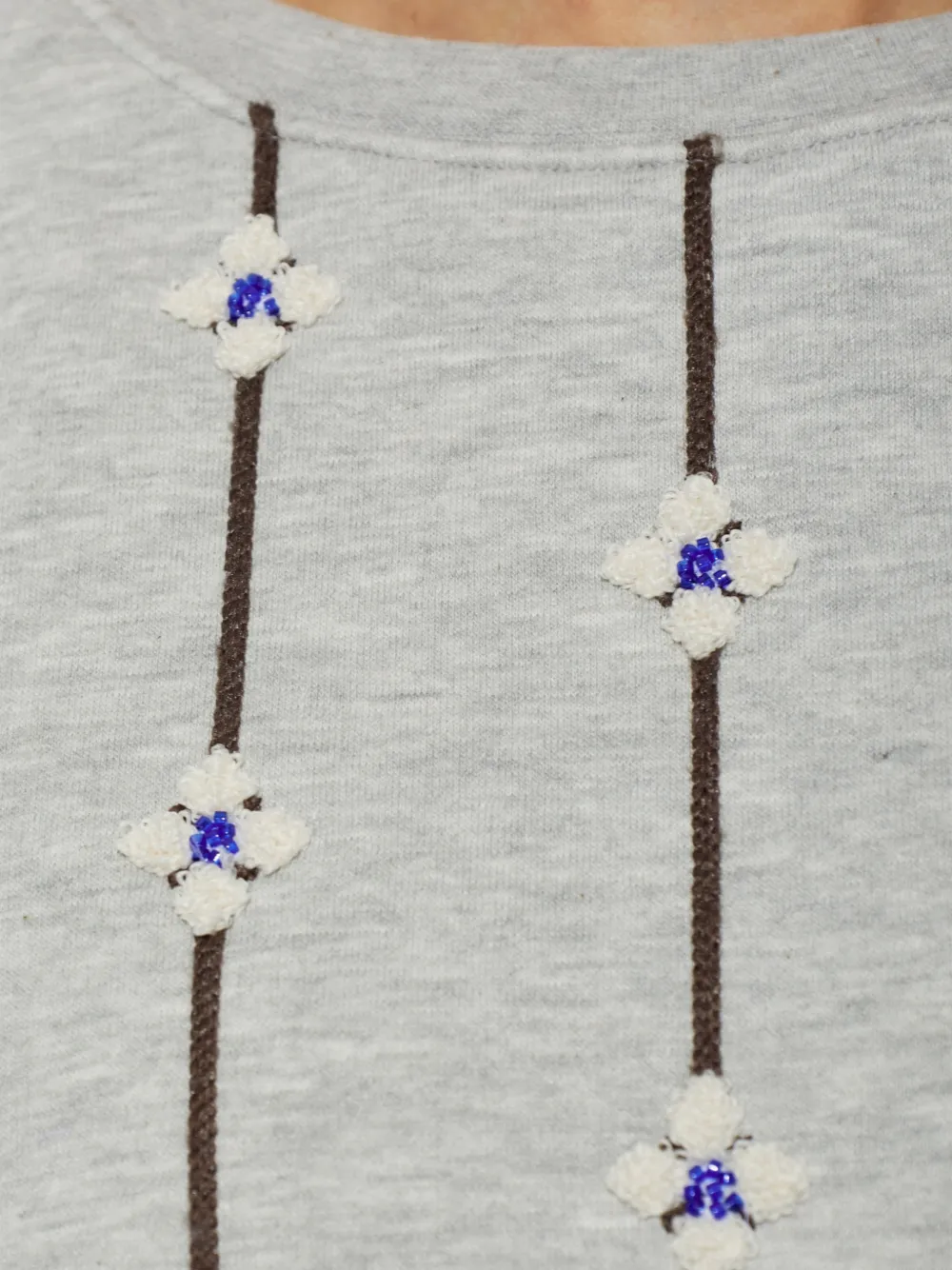 MUNTHE Vesicle sweater verfraaid met bloemen Grijs