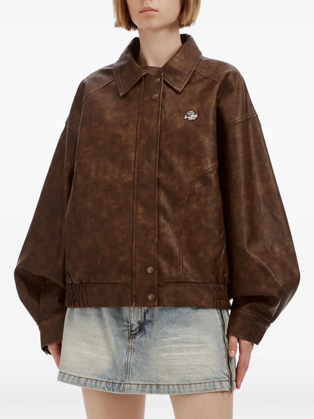 izzue Oversized jack met logoplakkaat Bruin