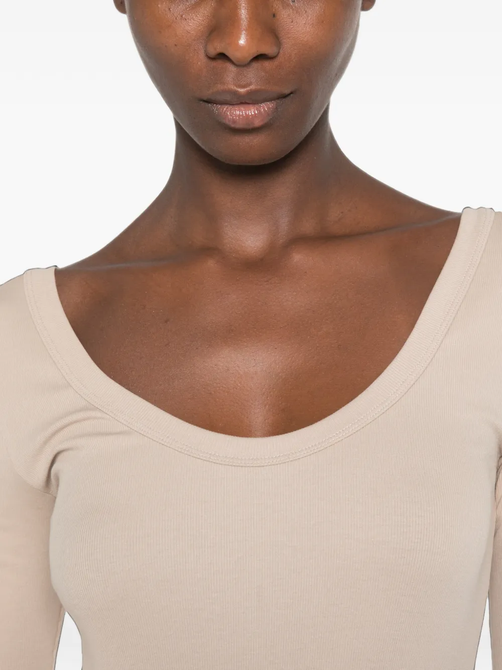 Brunello Cucinelli T-shirt met diepe ronde hals en elleboogmouwen Beige