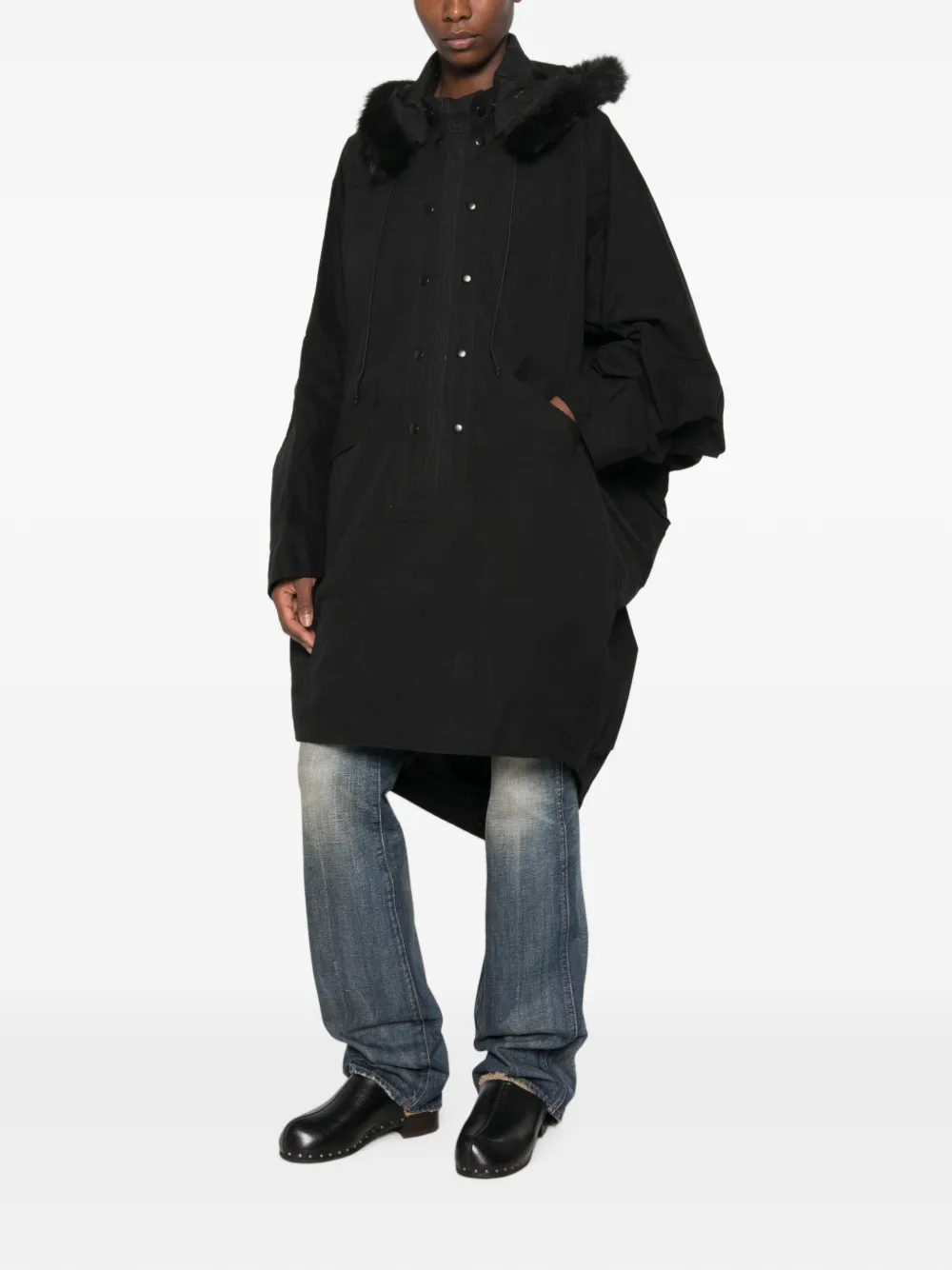 Kiko Kostadinov Bittern poncho met capuchon en afwerking van imitatiebont Zwart
