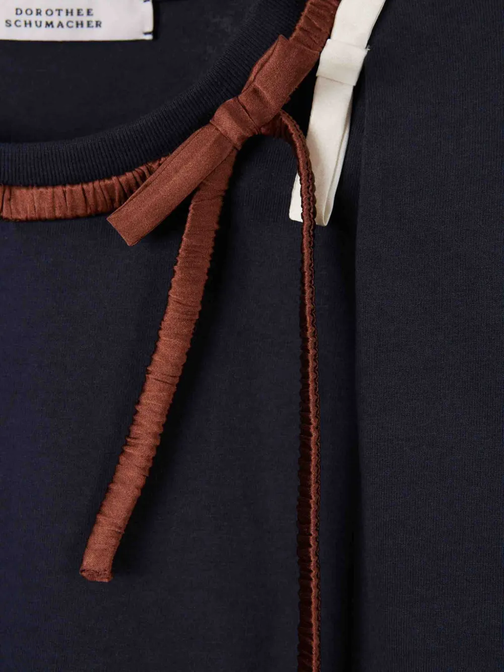 Dorothee Schumacher T-shirt met gewatteerde schouders en ruches Zwart