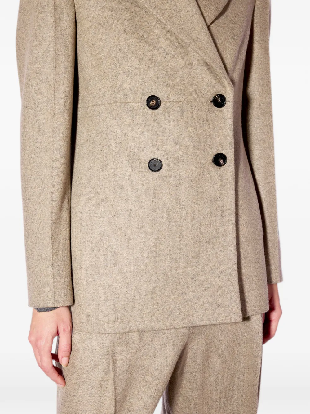 Liviana Conti Jack met dubbele rij knopen en puntige revers Beige