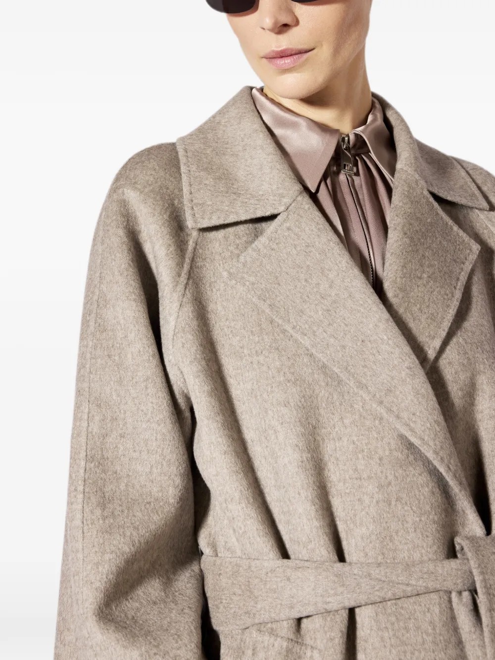 Liviana Conti Jas met gekerfde revers en ceintuur Beige