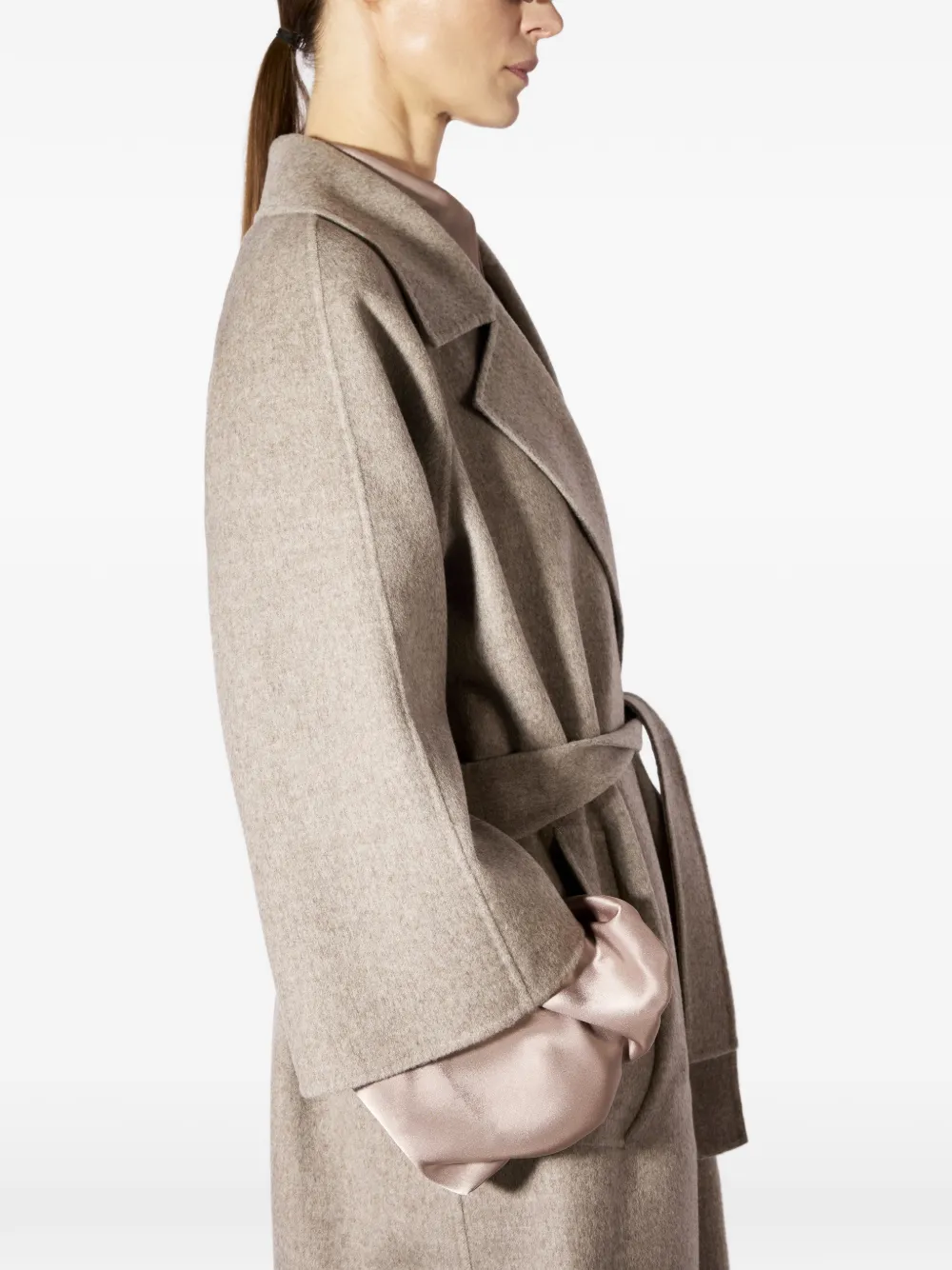 Liviana Conti Jas met gekerfde revers en ceintuur Beige