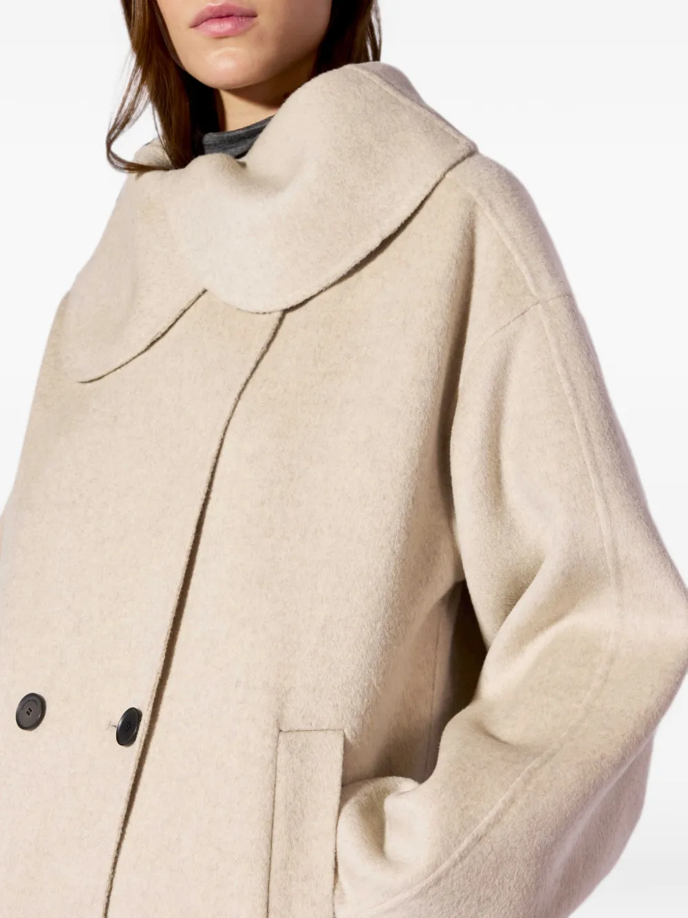 Liviana Conti Jas met dubbele rij knopen en Peter Pan-kraag Beige