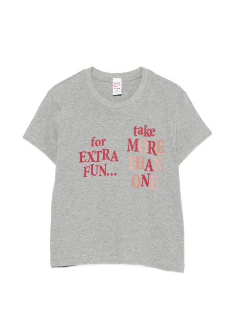 RE/DONE playera con eslogan estampado en colaboración con Coca Cola