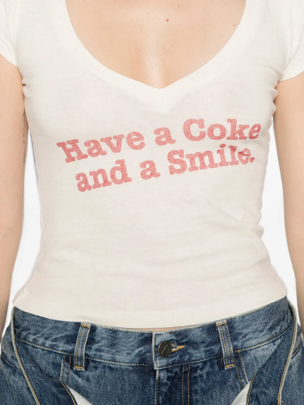 RE DONE x Coca Cola T-shirt met V-hals en tekst Beige