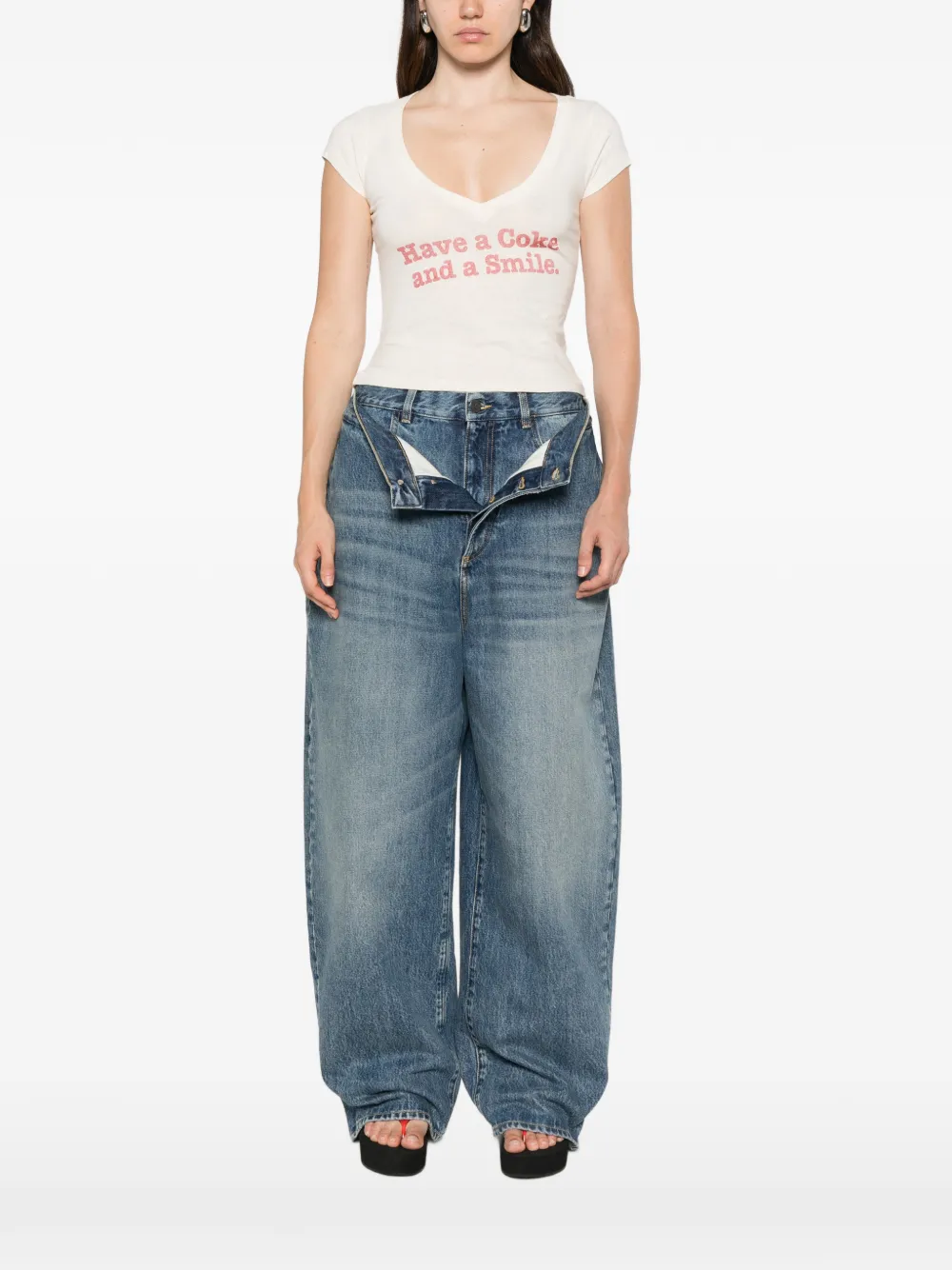 RE DONE x Coca Cola T-shirt met V-hals en tekst Beige