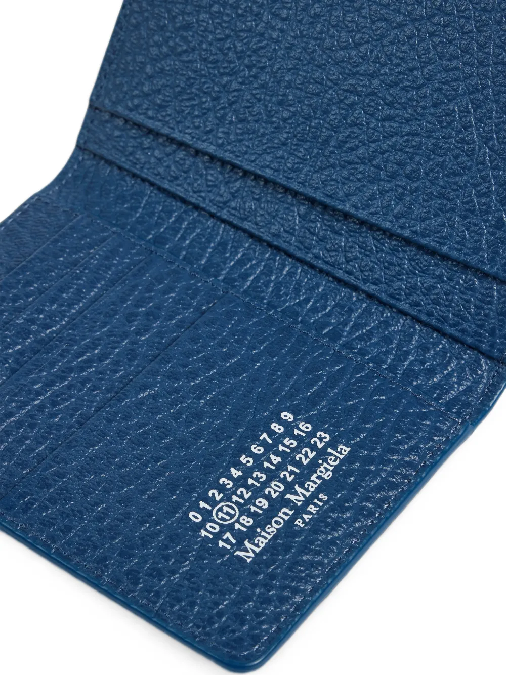 Maison Margiela Four Stitches gegranuleerde leren pasjeshouder Blauw