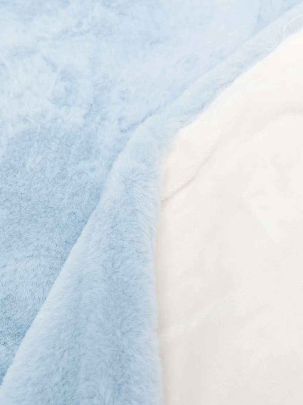 Mayoral Deken van imitatiebont met pompon Blauw