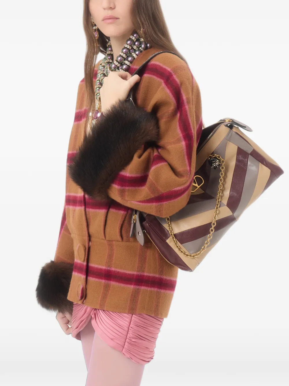 Valentino Garavani Panthea medium schoudertas van struisvogelleer en nappaleer met chevron patroon Beige