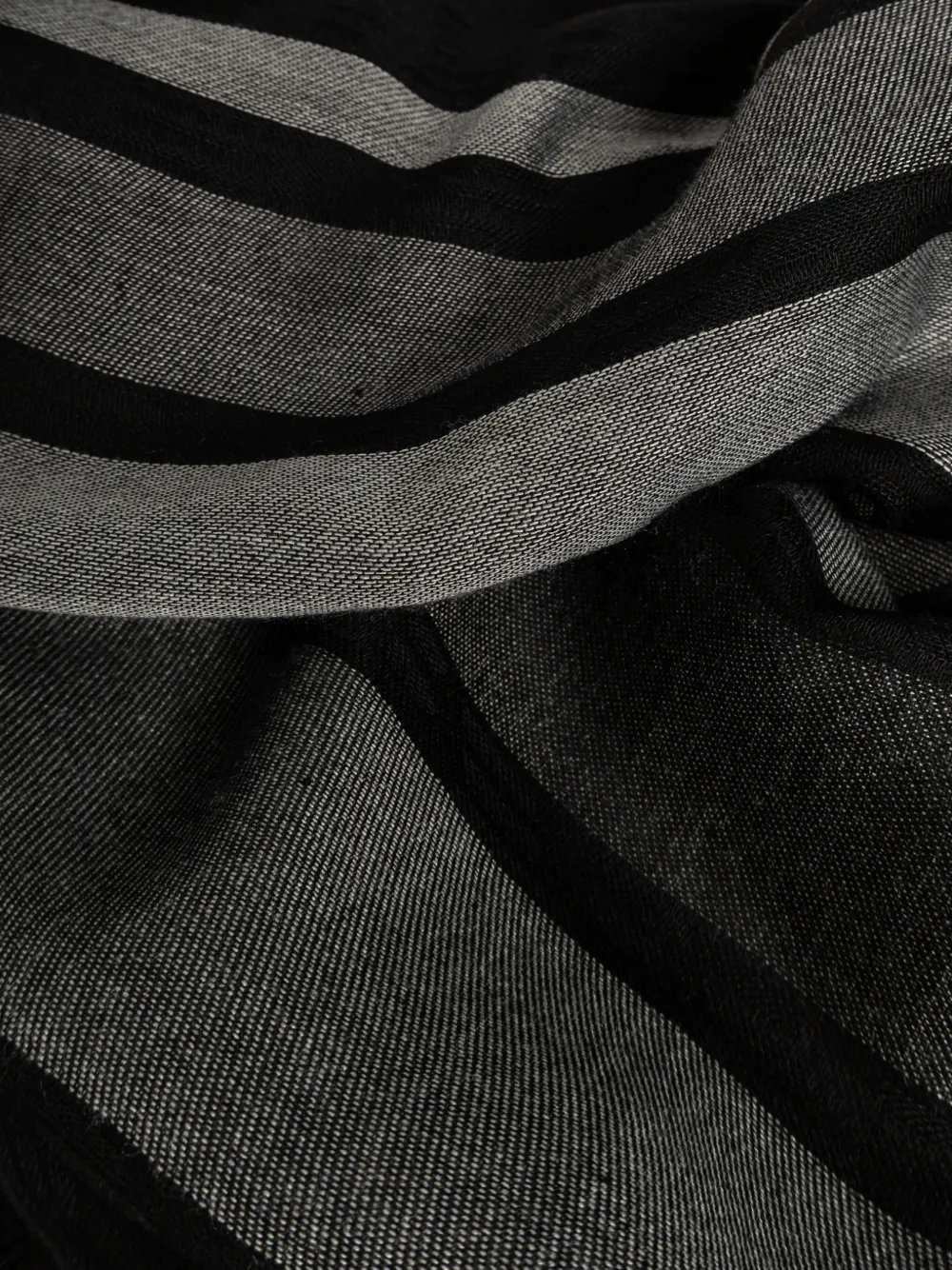Emporio Armani Modal en viscose sjaal met delicate franje Zwart