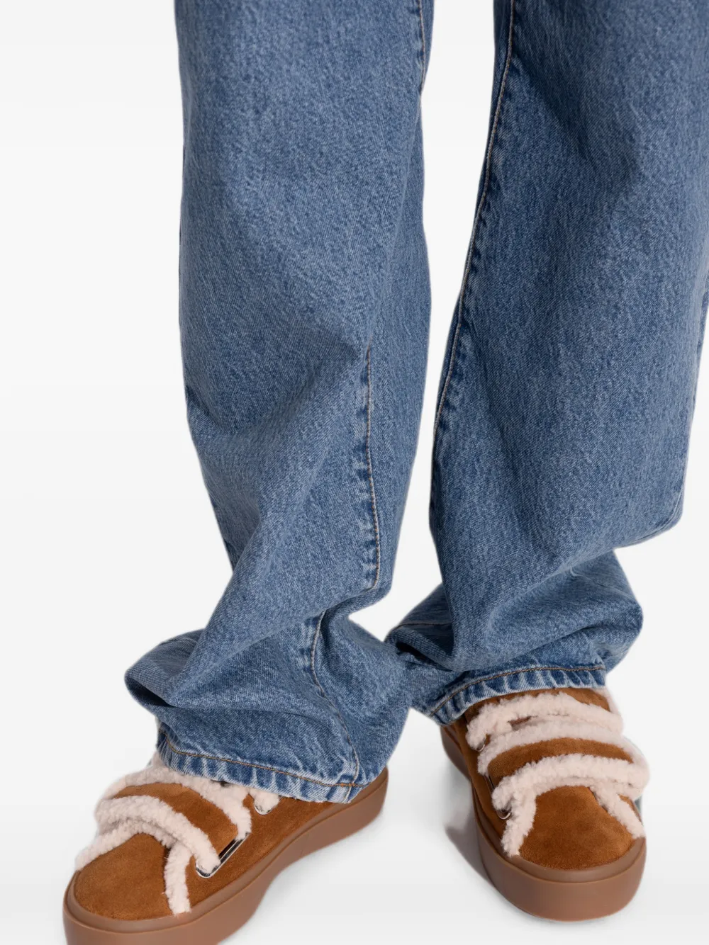 Inuikii Low sneakers met klittenband en lammy afwerking Bruin