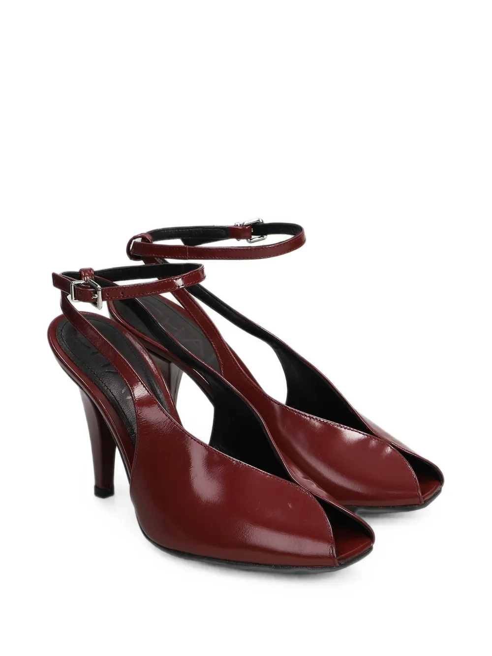 Chantal Pumps met open neus en gespsluiting Rood