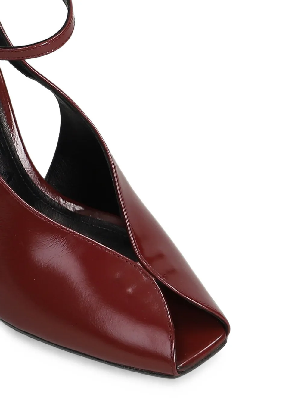 Chantal Pumps met open neus en gespsluiting Rood