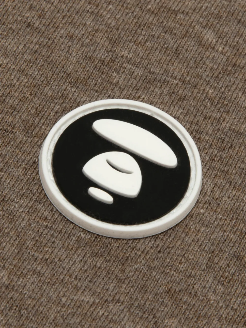 AAPE BY *A BATHING APE T-shirt met Moonface-patch en lange mouwen Bruin